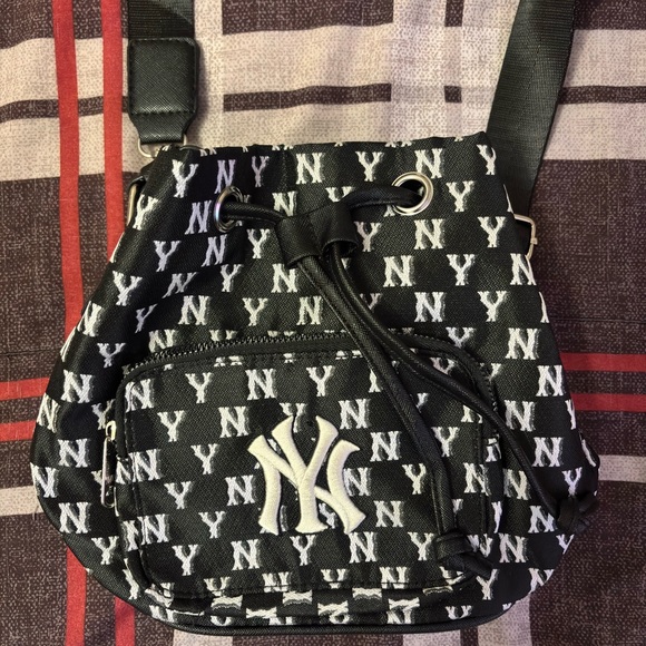 New York Yankees Shoulder Bag – Black/White - Picture 2 of 3